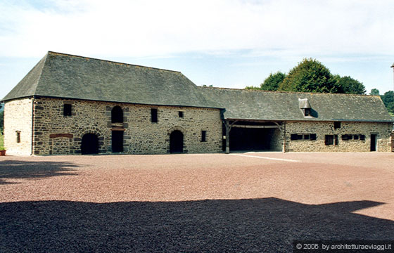 NORMANDIA - Abbazia di Hambye - Edifici conventuali in stile romanico realizzati con la caratteristica pietra locale