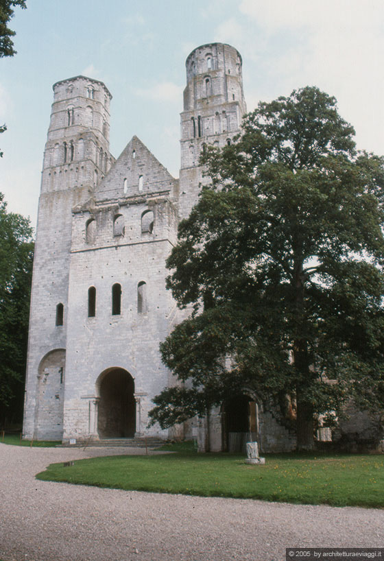 NORMANDIA - PARCO REGIONALE DI BROTONNE - La strada delle abbazie - Abbazia di Jumieges - La facciata semplice e grandiosa della chiesa di Notre Dame 