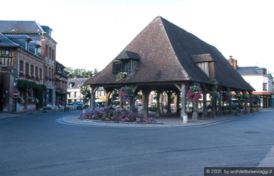 NORMANDIA - A sud di Rouen - Lyons-La-Foret - il caratteristico mercato coperto in legno nella piazza principale