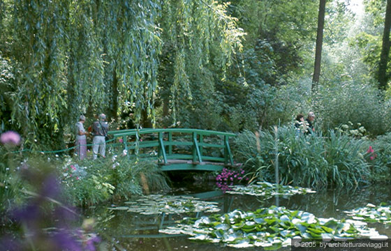 NORMANDIA - GIVERNY - Casa Museo di Claude Monet: il ponte sullo stagno raffigurato nei dipinti dell'artista