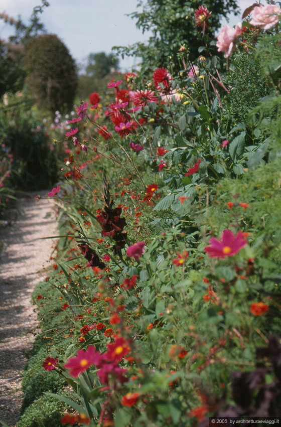 NORMANDIA - GIVERNY - Casa Museo di Claude Monet - particolare delle varie  composizioni di fiori e piante di diverso colore