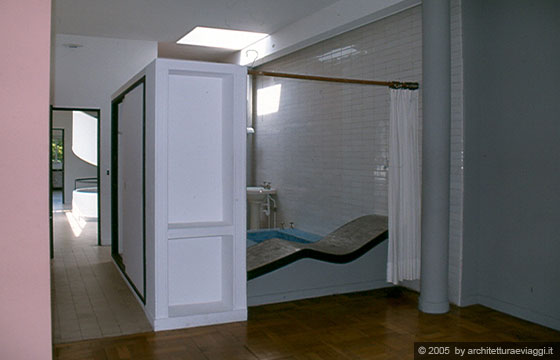 VILLA SAVOYE - POISSY - Il canapè del bagno dei coniugi Savoye visto dalla loro camera