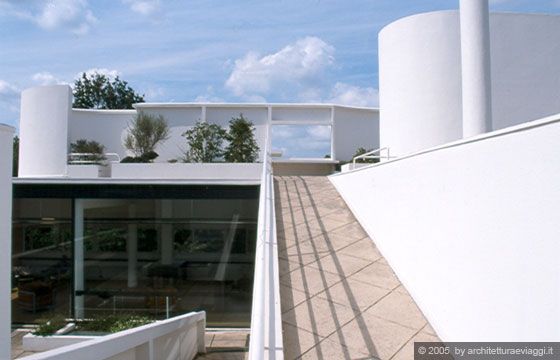 VILLA SAVOYE - POISSY - Dal giardino pensile la rampa conduce al tetto