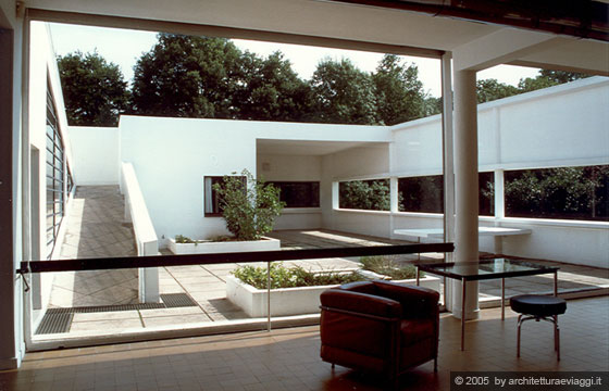 VILLA SAVOYE - POISSY - Il giardino pensile e la rampa esterna visti dal soggiorno