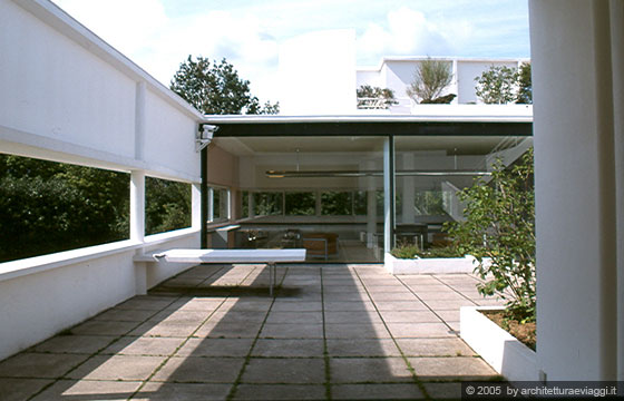 VILLA SAVOYE - POISSY - Le grandi pareti scorrevoli vetrate del soggiorno viste dal giardino pensile 