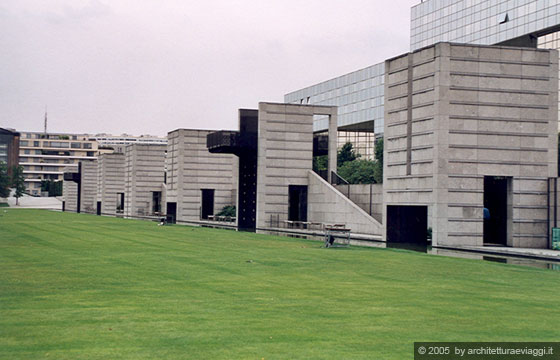 PARIGI - Parc André-Citroën di Jean-Paul Viguier, 1992 - I ninfei a forma di semplice parallelepipedo