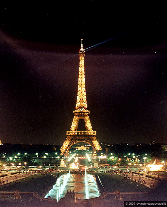 Parigi La Tour Eiffel Illuminata Sullo Sfondo Del Trocadero