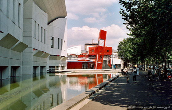 PARIGI - Parc de la Villette - Cité de la musique e sullo sfondo una Folies