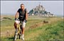 NORMANDIA. Francesco in bicicletta sullo sfondo di Le Mont Saint Michel 
