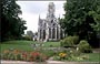 NORMANDIA - ROUEN. La chiesa gotico fiammeggiante di St- Ouen vista dal giardino del settecentesco hotel de ville sull'alta torre e sulla parte absidale con cappelle a raggiera