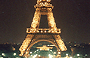 PARIGI. La Tour Eiffel illuminata sullo sfondo del Trocadero