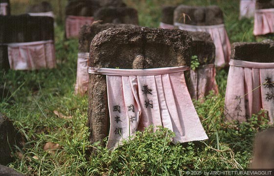 NARA - Kofuku-ji - lapidi con pettorine rosse