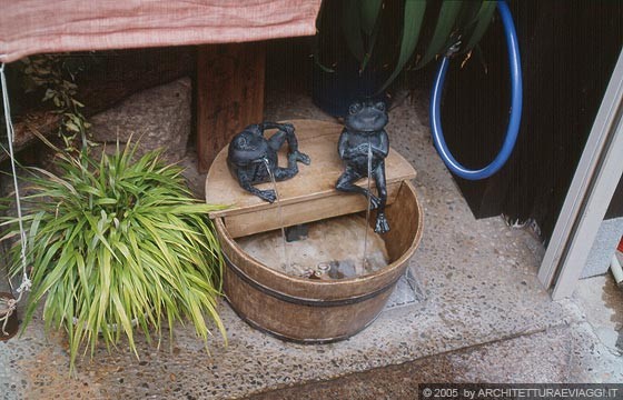 NARA - Quartiere Naramachi - verso la Ryokan Seikan-so: una graziosa fontanella con rane colpisce la mia attenzione