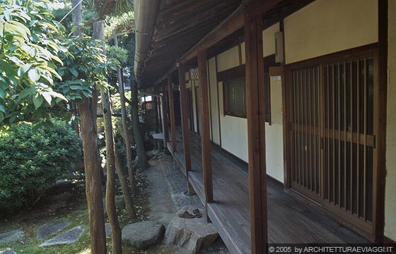 NARA - Ryokan Seikan-so: l'ingresso alla stanza da bagno per donne dal corridoio del patio 