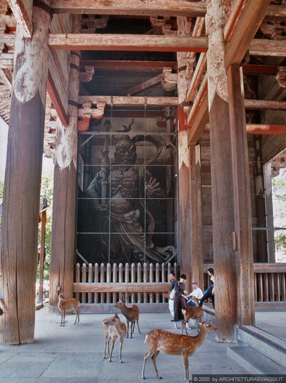 NARA - Todai-ji - Nandai-mon: una delle due colossali statue in legno che rappresentano i Guardiani dell'Est e dell'Ovest