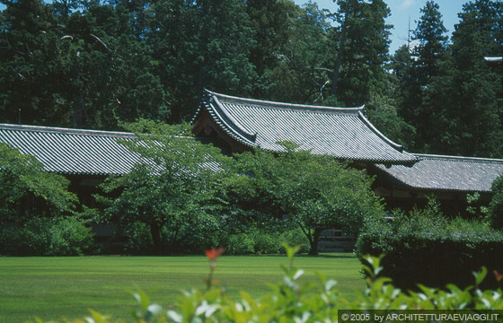 NARA - Todai-ji _ il corridoio coperto che circonda l'area del tempio fino alla grande sala