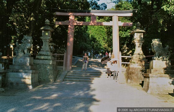 NARA - Kasuga Taisha - il torii che da accesso al santuario 