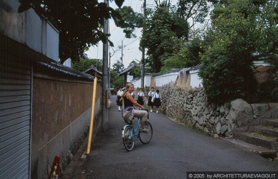 NARA - Una scolaresca nei pressi del Shin-yakushiji Temple