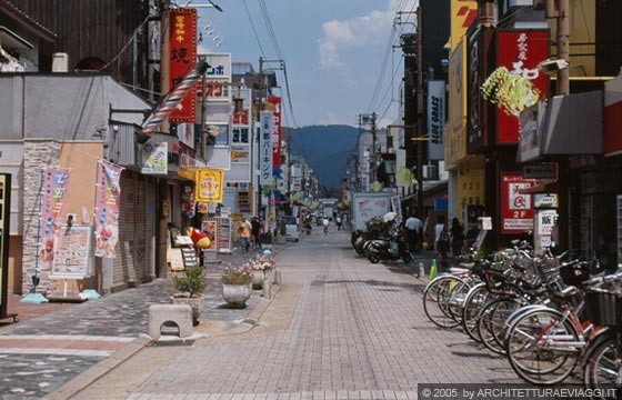 NARA - Sanjo-dori e sullo sfondo i monti oltre il Kasuga Taisha Shrine
