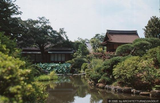 NARA - ISUI-EN - lo stagno e sullo sfondo i padiglioni e la sala da tè con tetto in paglia