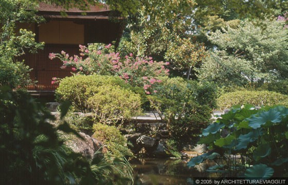 NARA - ISUI-EN - armonia e bellezza tra stagni, elementi rivelati e nascosti, padiglioni in legno in un perfetto equilibrio tra natura ed artificio