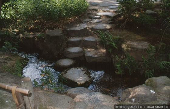 NARA  - ISUI-EN: ancora un particolare della cura delle sistemazioni di percorsi in pietra all'interno del giardino