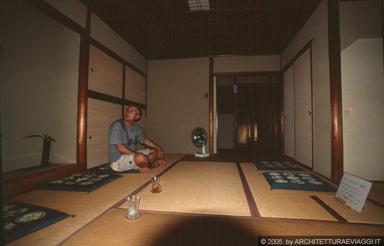 NARA  - ISUI-EN - l'interno della sala da tè con tatami