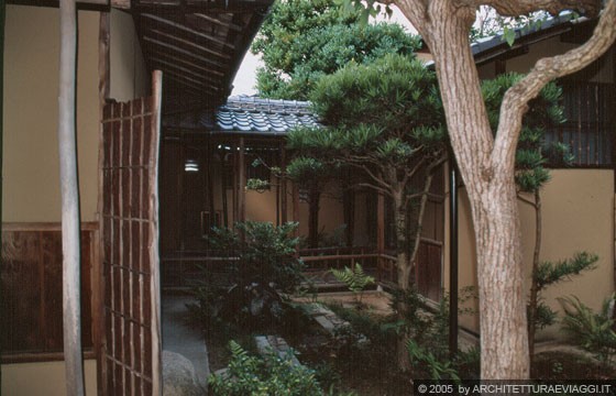NARA  - ISUI-EN - il patio sul retro della sala da tè