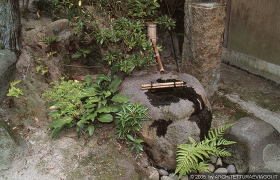 NARA   - ISUI-EN - una graziosa fontana con bacino in pietra e cannella di bambù