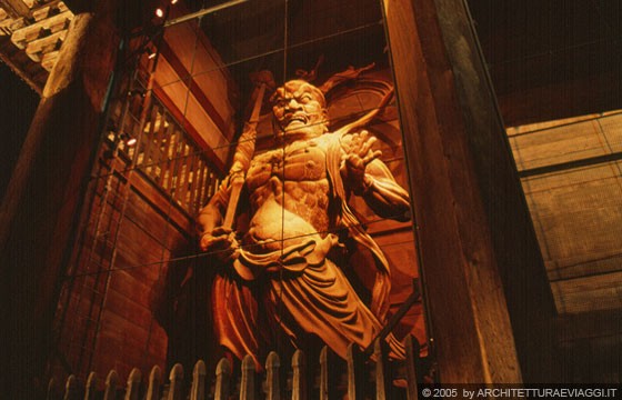 NARA - Nandai-mon: i Guardiani dell'Est e dell'Ovest illuminati in occasione dell'Obon