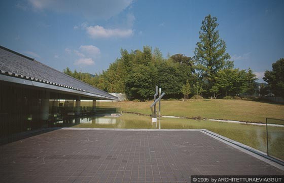 NARA - In cima al Museo della Fotografia - quasi interamente in sotterraneo - Kisho Kurokawa ha disposto un tetto come se fosse sospeso dal cielo