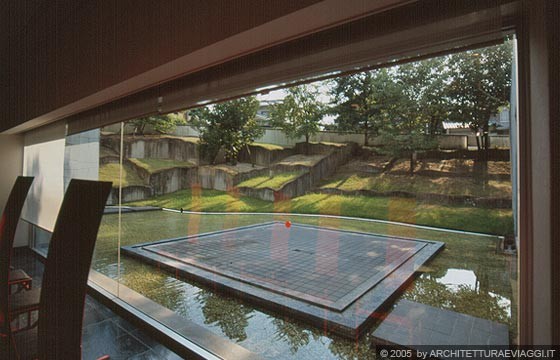 MUSEO DELLA FOTOGRAFIA DI NARA - Dall'ampia vetrata del negozio del museo al piano interrato, vista all'esterno, dove la sagomatura del terreno lascia filtrare la luce all'interno