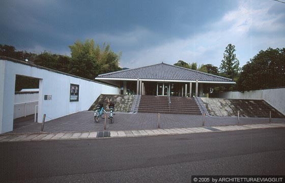 MUSEO DELLA FOTOGRAFIA DI NARA - Vista dell'ingresso con la scalinata di accesso