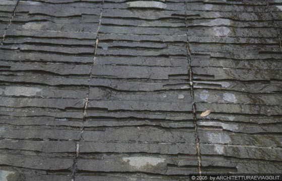 NARA - Museo della Fotografia - la pietra scanalata su cui scorre l'acqua ai lati della scalinata
