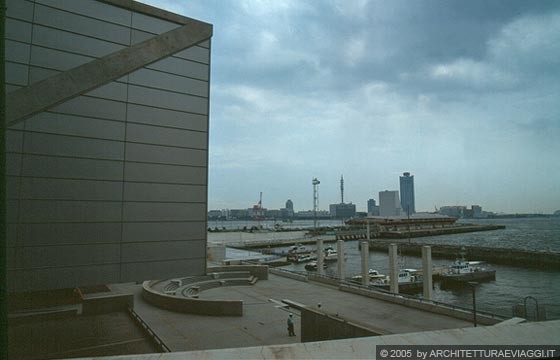 OSAKA - Il MUSEO SUNTORY sulla baia di Osaka, esprime il rapporto profondo con l'acqua