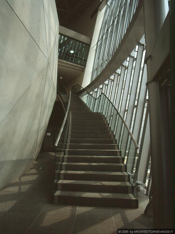 OSAKA - MUSEO SUNTORY - le scale interne tra il volume conico e la sfera del teatro