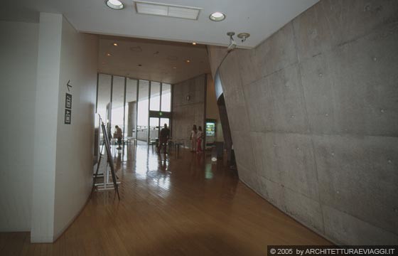 OSAKA - L'inconfondibile pannello di calcestruzzo di Tadao Ando all'Image corner del MUSEO SUNTORY 