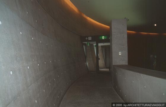 OSAKA - Reception del MUSEO SUNTORY - rampa per uscita di emergenza