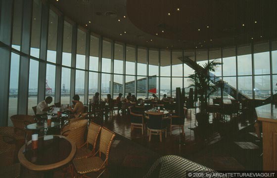 OSAKA - MUSEO SUNTORY: il bar all'interno dello sky lounge vetrato all'ultimo piano