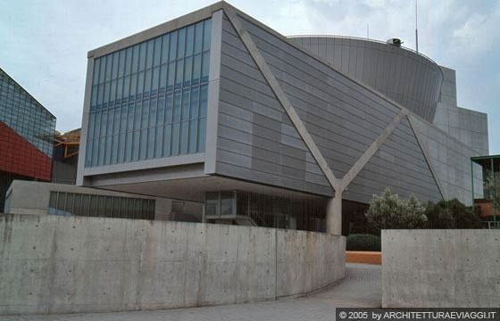 OSAKA - Il volume parallelepipedo del MUSEO SUNTORY, sospeso sulla piazza terrazzata, si protende verso il mare 