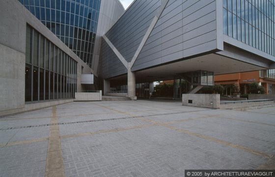 OSAKA - MUSEO SUNTORY: particolare dei volumi sospesi sulla piazza terrazzata