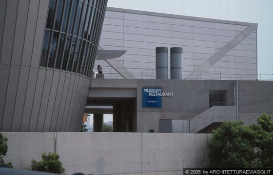 MUSEO SUNTORY - Il volume a forma di cono rovesciato e il parallelepipedo con copertura a terrazza - compenetrazione di volumi primari e di elementi secondari (passaggi, scale, tettoie in aggetto)