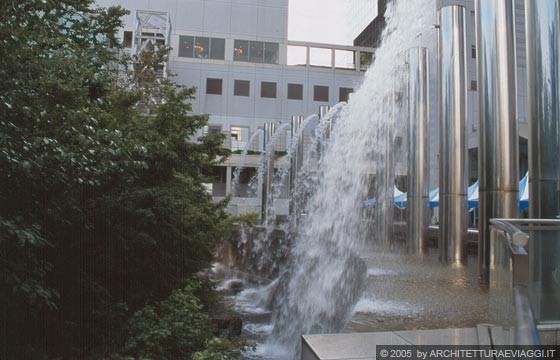 OSAKA  - Spazi pubblici dell'UMEDA SKY BUILDING - le fontane e il verde contribuiscono a creare un microclima piacevole rinfrescando l'aria calda estiva