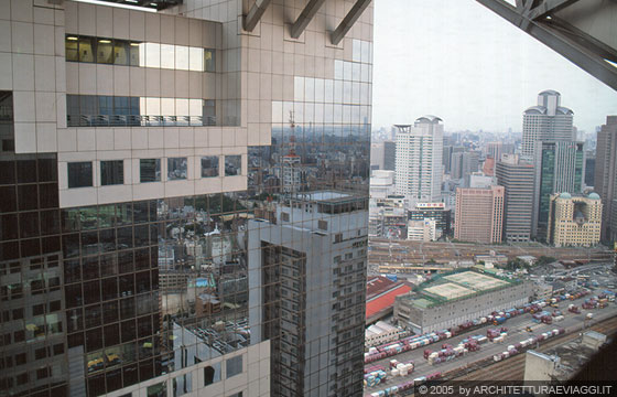 OSAKA   - UMEDA SKY BUILDING - salendo ai piani trentanovesimo e quarantesimo 