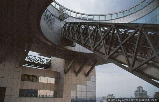 UMEDA SKY BUILDING - Una delle scale mobili contenute in tubi di vetro sospesi sotto l'apertura rotonda fra le due torri, di accesso all'osservatorio al 40° piano