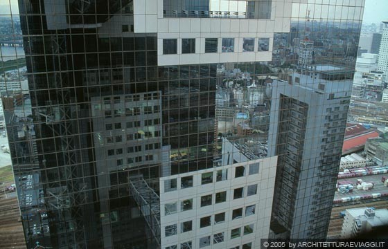 OSAKA  - Una delle due torri dell'UMEDA SKY BUILDING con pareti a vetro e specchi