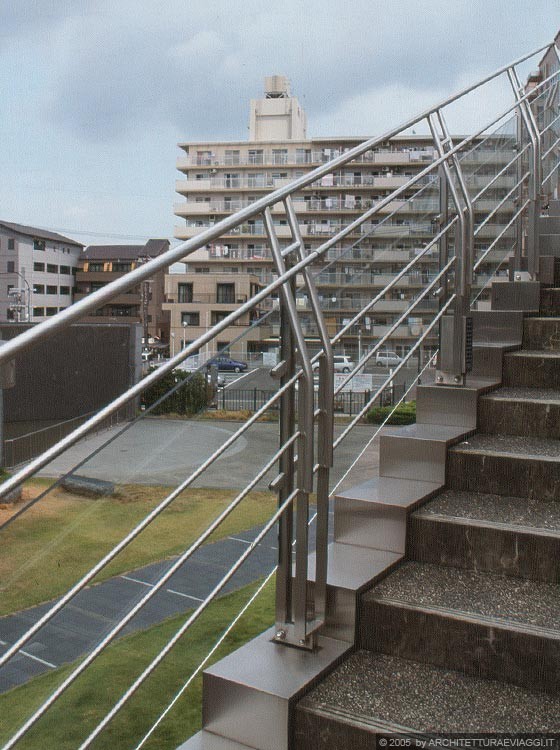 NARA - CONVENTION HALL - particolare del parapetto in acciaio della scala esterna che conduce al percorso sopraelevato di attraversamento