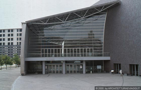 NARA - CONVENTION HALL - la parete vetrata del foyer
