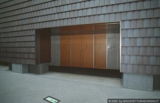 NARA - CONVENTION HALL - l'ingresso inferiore di accesso alla sala principale