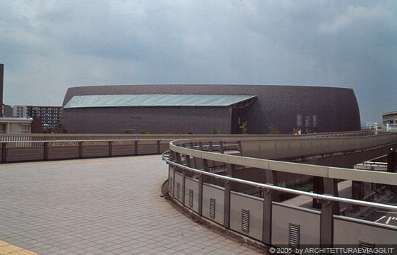 NARA - CONVENTION HALL - vista dall'attraversamento pedonale che collega l'edificio alla stazione